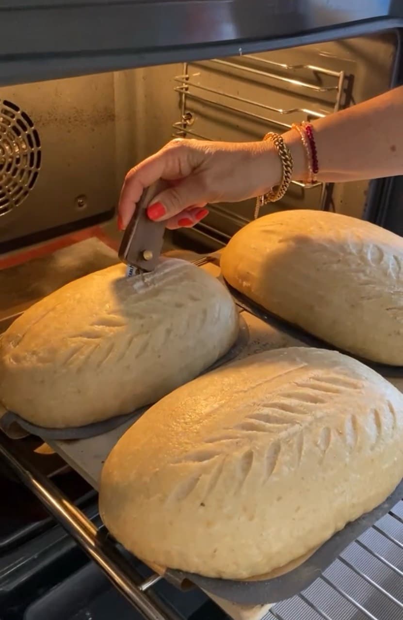 Lograr un corte (greña) perfecto y limpio en panes de alta hidratación sin que se desgarre la masa. (1/2)