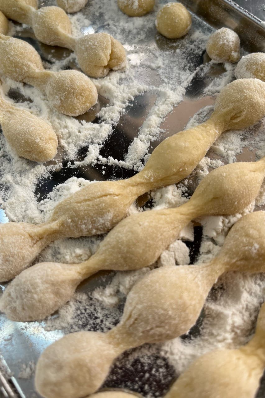 Dejar secar los huesitos de pan de muerto (2/3)