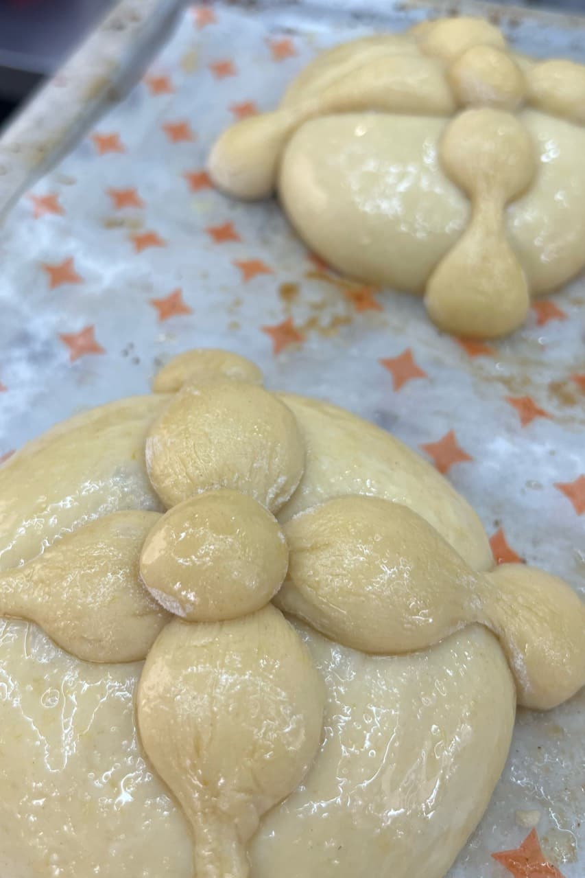 Dejar secar los huesitos de pan de muerto (3/3)