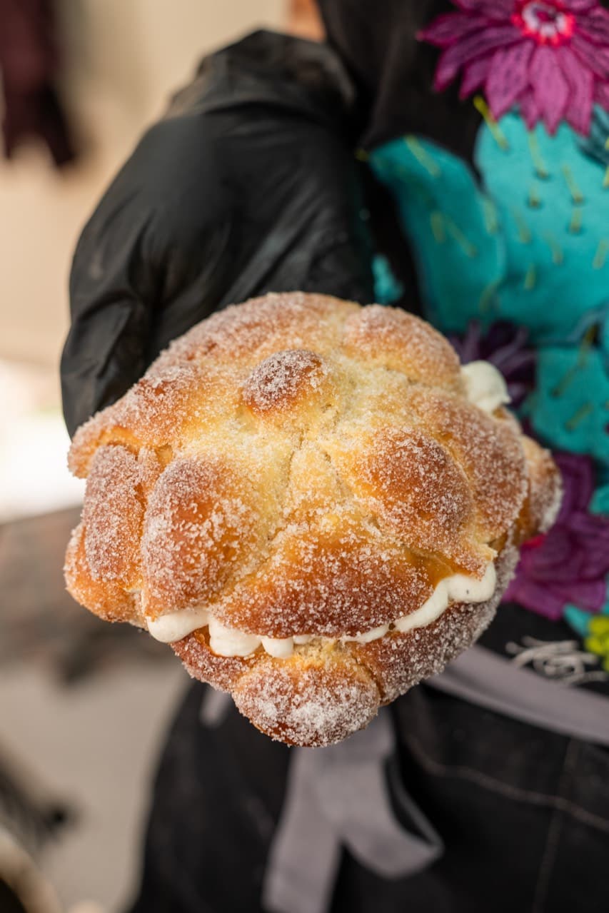 Dejar secar los huesitos de pan de muerto (1/3)