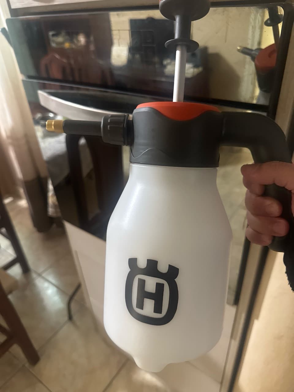 Poner una bandeja honda en el horno y calentar el horno cuando pongas el pan poner agua en la bandeja y si tenes un pulverizador úsalo