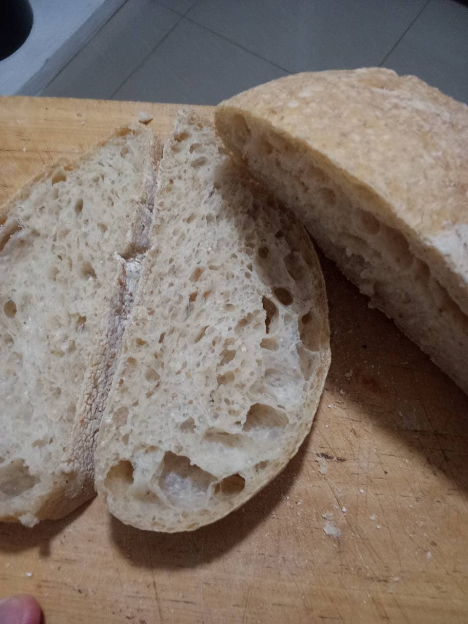 He aquí mi primera hogaza rebanada, total de masa de receta 900gr
Hice tres pane