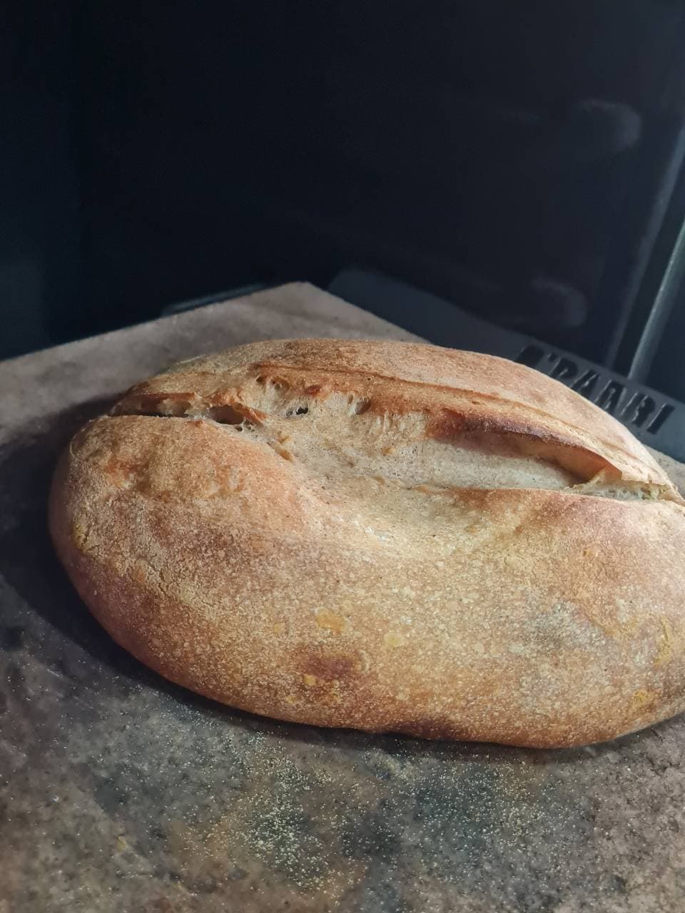 Pan horroroso en piso de horno
Primer pan usando piso. Todo se descintrolo. C (3/3)