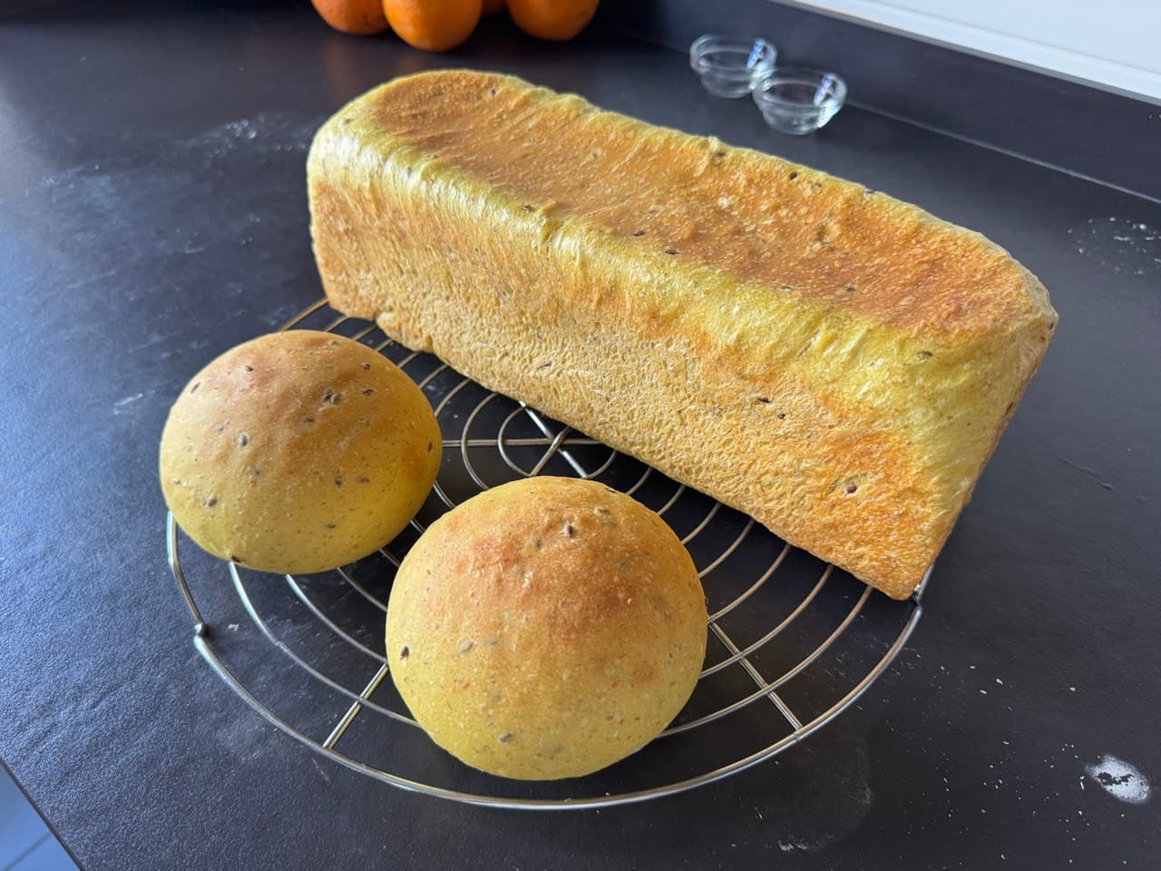 Mi receta habitual de pan de molde. Tambien va muy bien para pan de hamburguesa. (1/2)