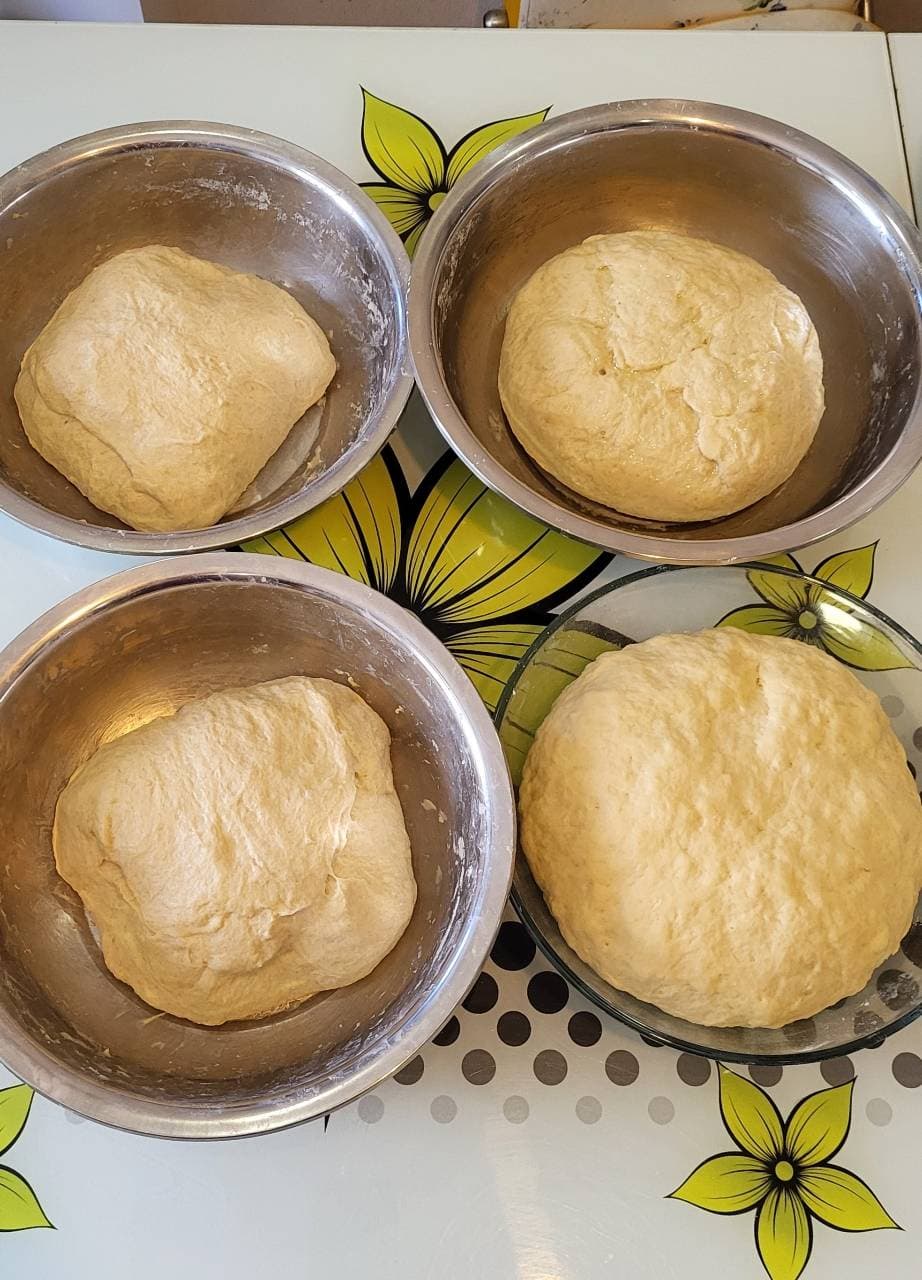 Having a busy day making 4 batches of dough, 4300g in total. The translation is (1/2)