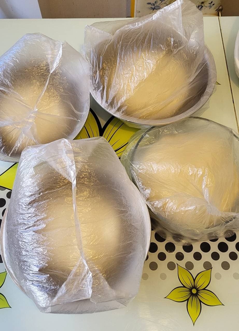 Having a busy day making 4 batches of dough, 4300g in total. The translation is (2/2)